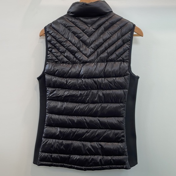 NWOT Gap women’s xs black puffy Primaloft vest with silver zipper. - Picture 5 of 6